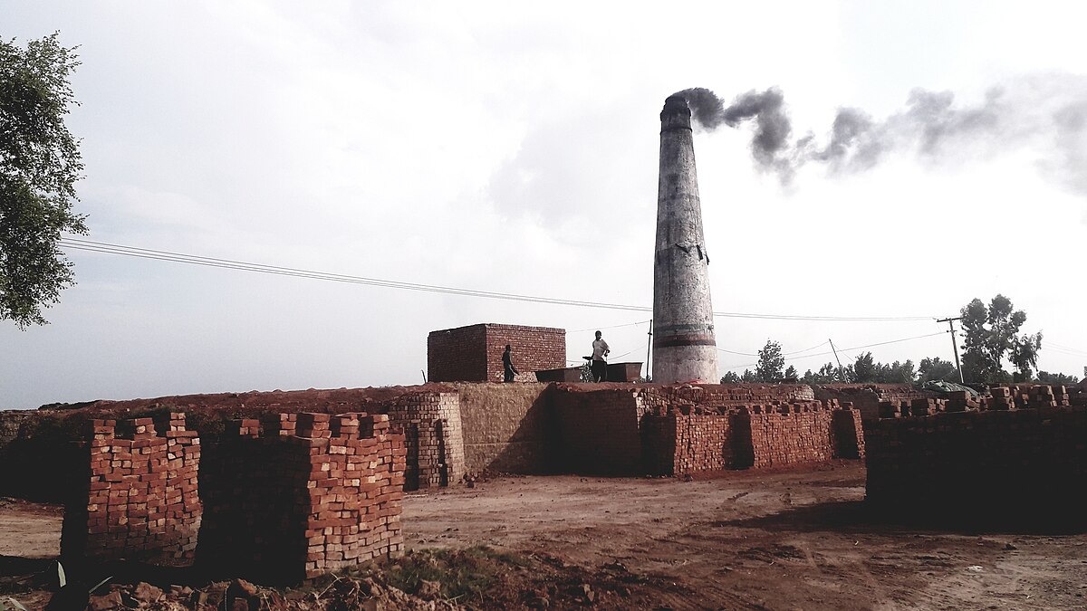 Bricks_kiln_in_Pakistan.jpg